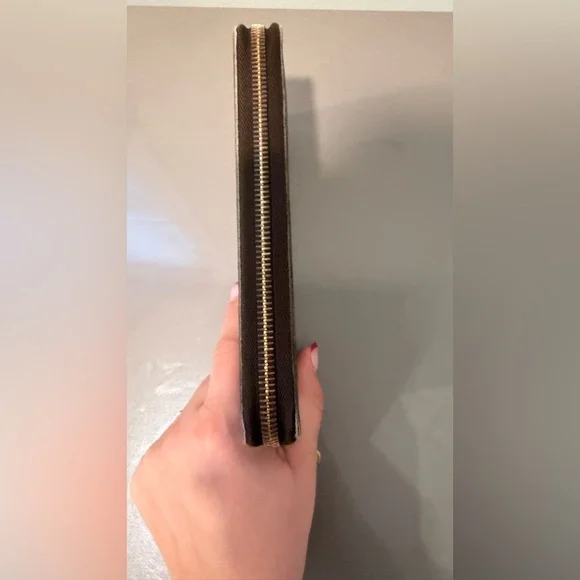 Louis Vuitton Damier zipper around wallet